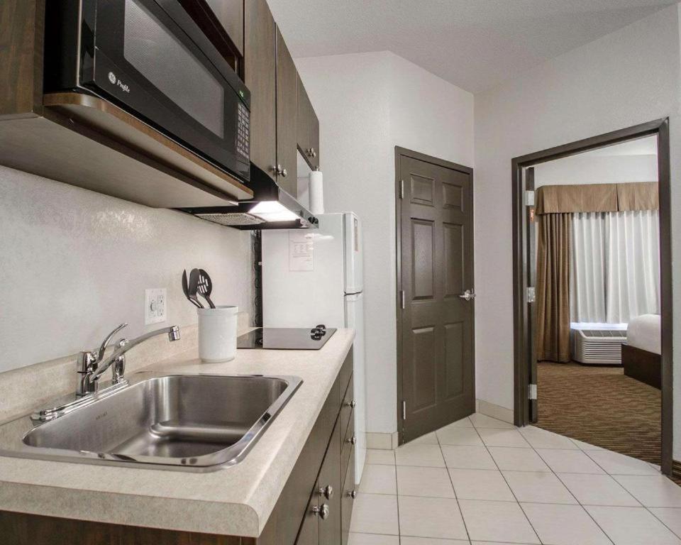 Royal Suites Estevan المظهر الخارجي الصورة